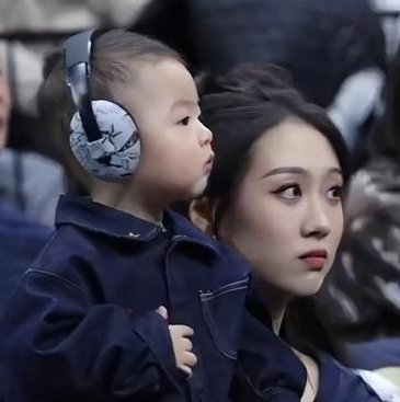 浙江男篮球员吴前妻子晒出了自己的萌娃。
我相信大家和我一样都是来看萌娃的，绝对没