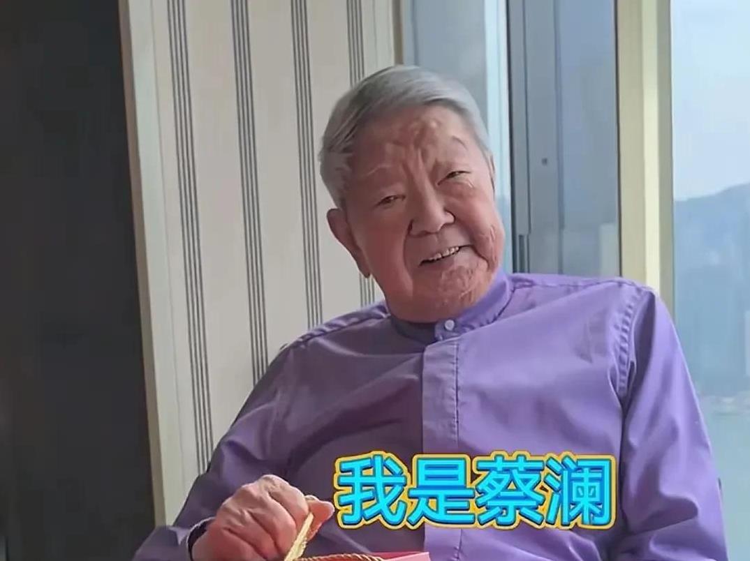 蔡澜说，有一次坐飞机，结果飞机遇到气流，就一直降一直降。旁边一个澳洲大汉，看到这