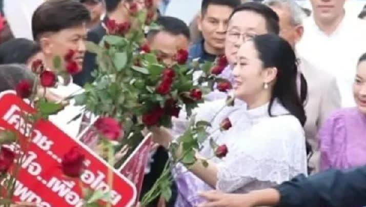 佩通坦终等来了“和解”！
当地时间7月11日，佩通坦现身呵叻府“淘·苏拉娜丽”