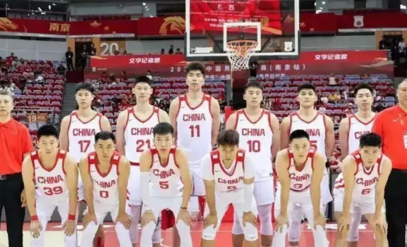 郭士强带着名副其实的中国男篮二队去参加沙特亚洲杯决赛阶段比赛，家里放着一队却没法