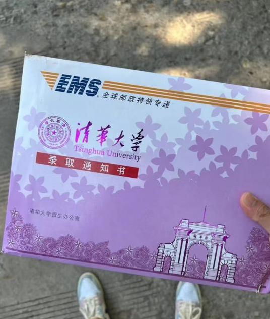 一场闹剧！2020年，广东一考生收到清华录取通知，父亲大摆宴席为他庆祝，可吃席时