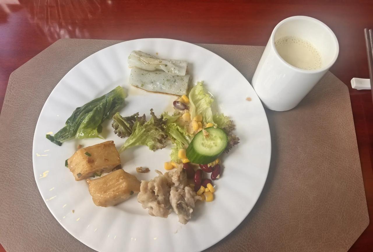 豉汁排骨软，肠粉切两段。
白灼生菜美，琼瑶豆浆淡。