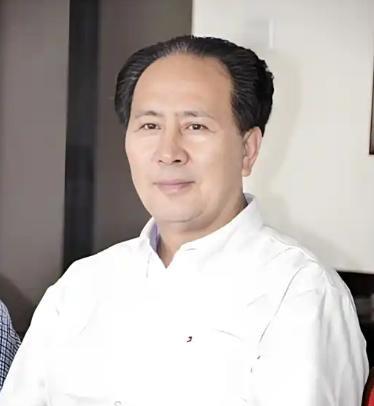 “您长得真像毛主席！”1994年，河南法官许国寅有一次坐出租车，司机一回头，看到