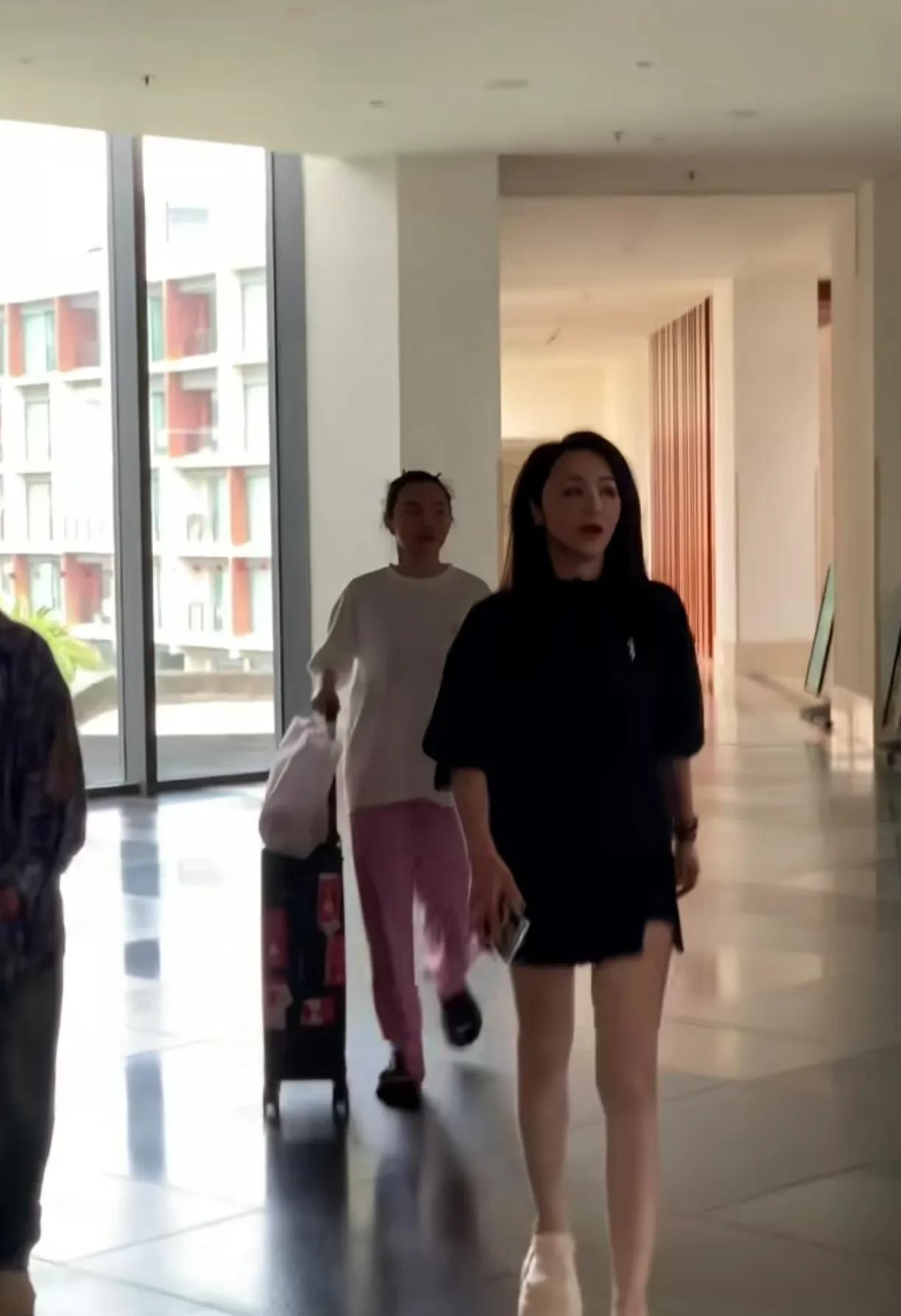照片中迎面走来的还以为是哪个少女，仔细一看，没想到是今年50岁的曹颖呀！这麻杆腿