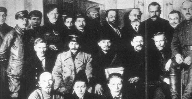 1941年，斯大林却和朱可夫吵得不可开交,二人各执己见，争执不下，气氛一时降到了