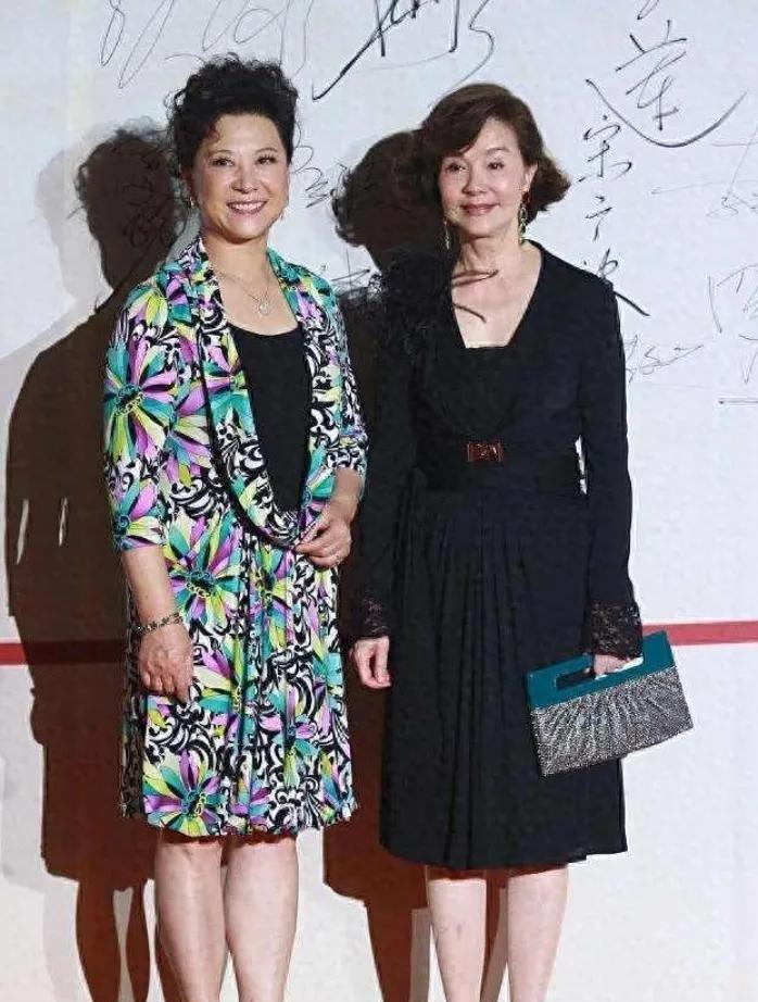当归亚蕾与王馥荔同框，那画面满是岁月沉淀的美！
王馥荔身着花衣，明艳又灵动；归亚