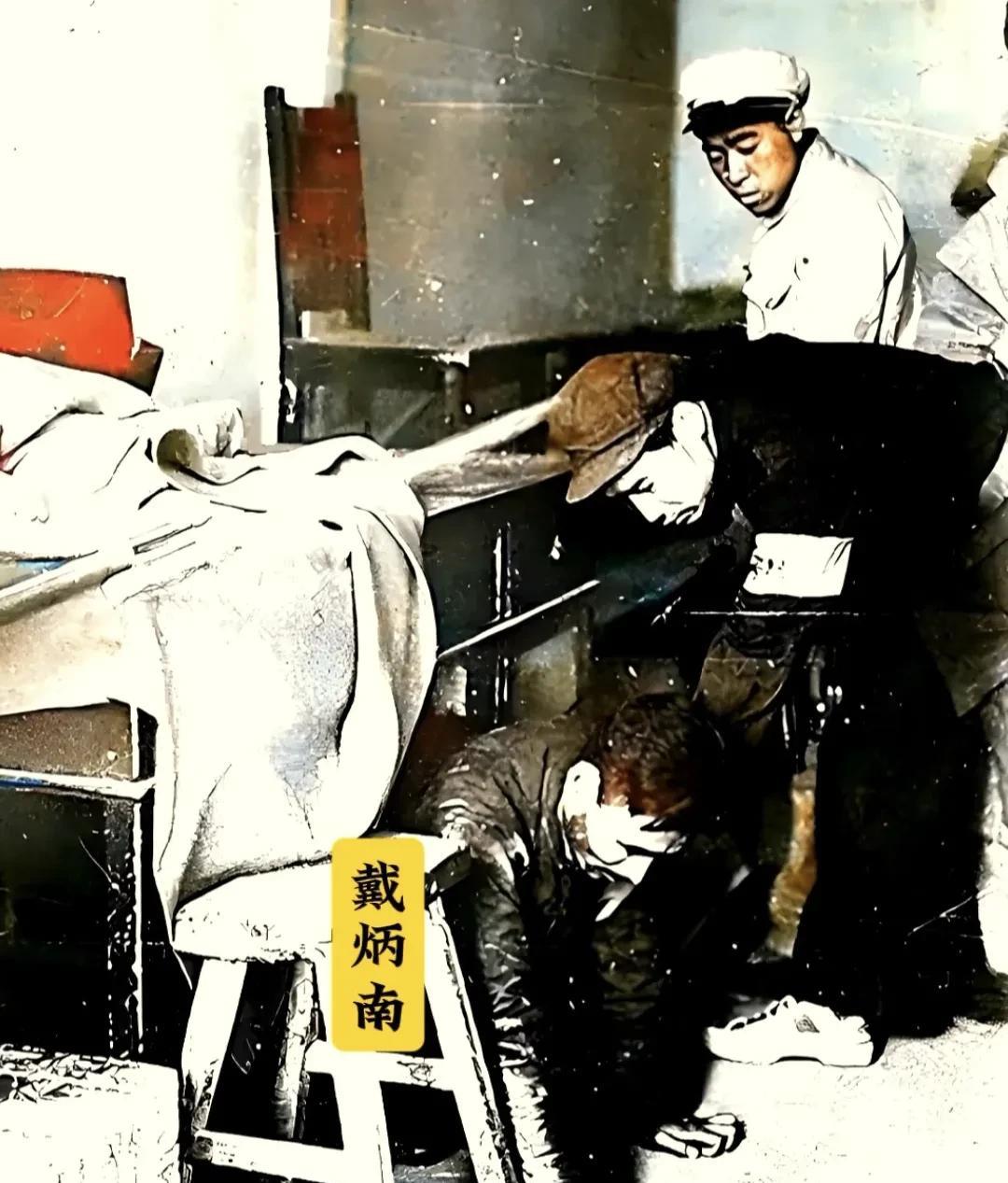 这是1949年4月太原解放后，解放军抓捕原国军30军第27师师长戴炳南的场景，只