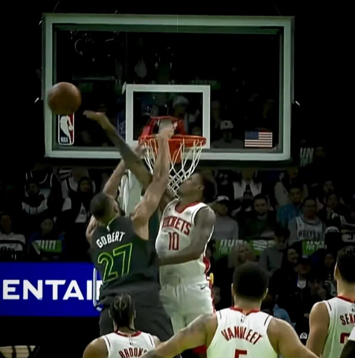 又在现役NBA球员中找两个樱木花道的瞬间：
1.火箭10号史密斯，高高跃起封盖戈