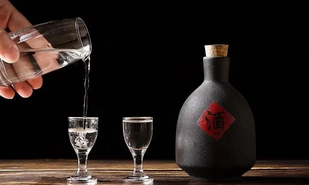 对于当前实施的禁酒令，有一位经销商拍手称快，他说这样正好优胜劣汰，一批劣质低端酒