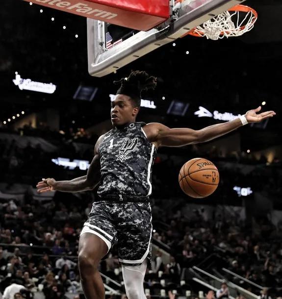 26岁就被NBA扫地出门？
他反手签1000万！
朗尼·沃克去以色列了。马卡比给