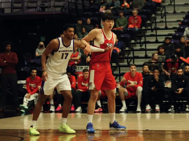 即便是出战背靠背的比赛，杨瀚森的体能也扛住了，比常规赛刚刚开赛时提升了不少。杨瀚