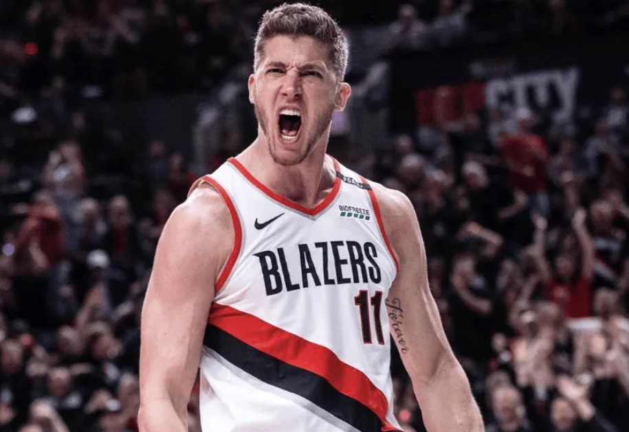 开拓者自媒体账号Blazers Palace更新动态：
利拉德回到了波特兰、保罗