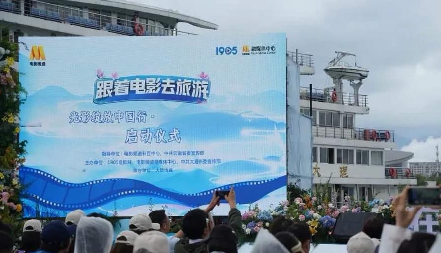 爷青回！97版《天龙八部》剧组杀回大理了！陈浩民往古城墙上一站，段誉那味瞬间冲得