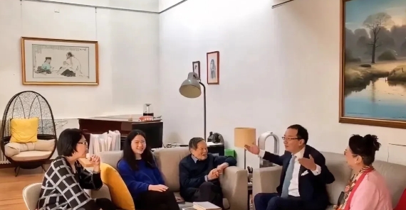 照片中的杨振宁100多岁了，家庭和睦，退休生活多姿多彩，他的家庭情况比较特殊，和