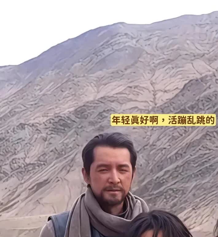 上边的是胡歌？下边的是杨紫？
虎[捂脸]
同时验证了年轻的精神状态！