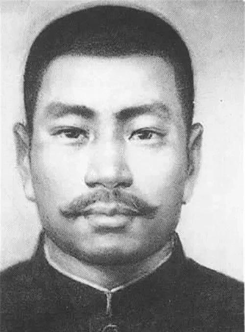 1936年，日军放出80条狼狗，冲着昏死的大汉扑过去，大汉明明是格斗大师，为了隐
