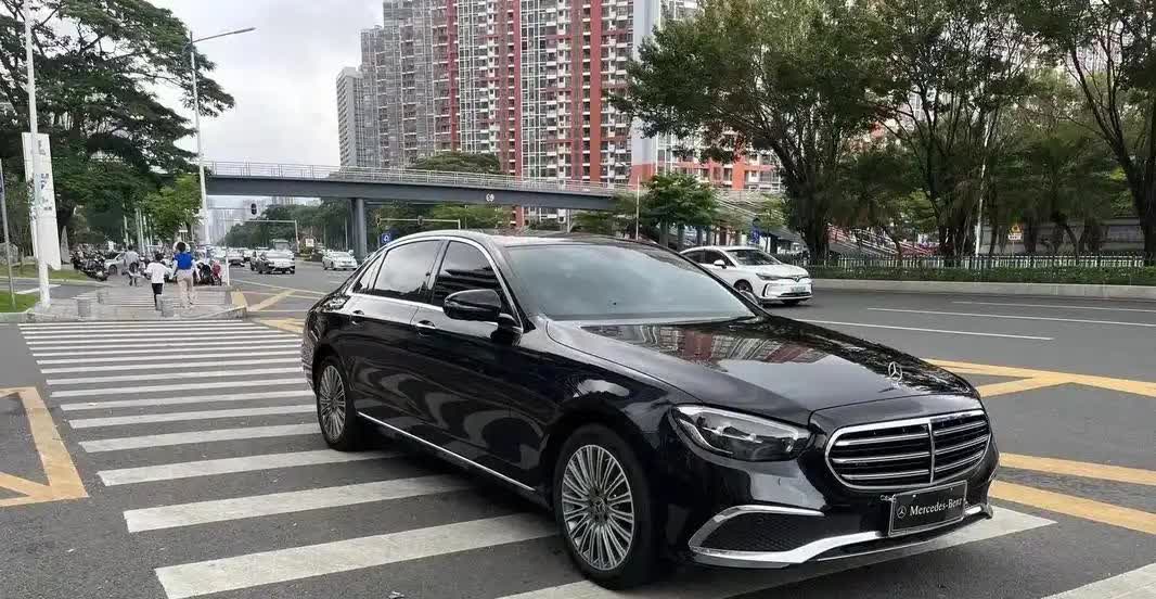 4S 店给老客户做保养时，听到两个穿工作服的师傅在展厅门口闲聊：