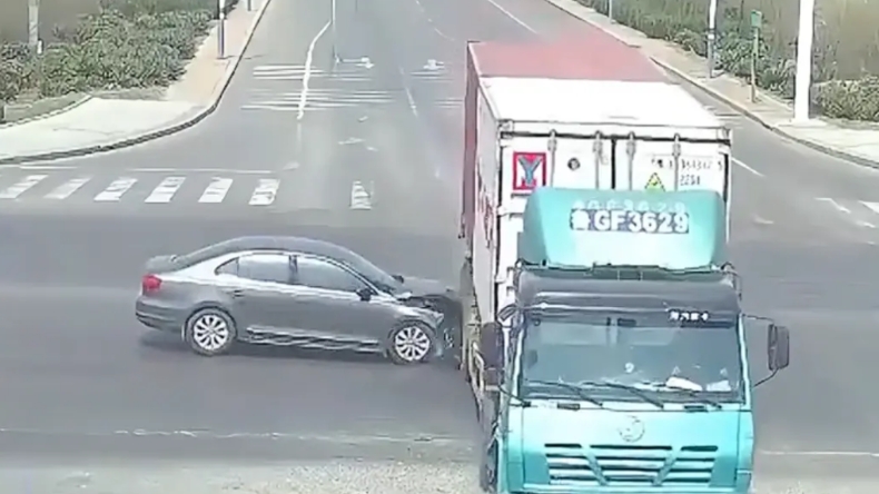 女子开车闯红灯撞上正常行驶的货车，她与丈夫都没事，坐在后排的公公却当场身亡。民警