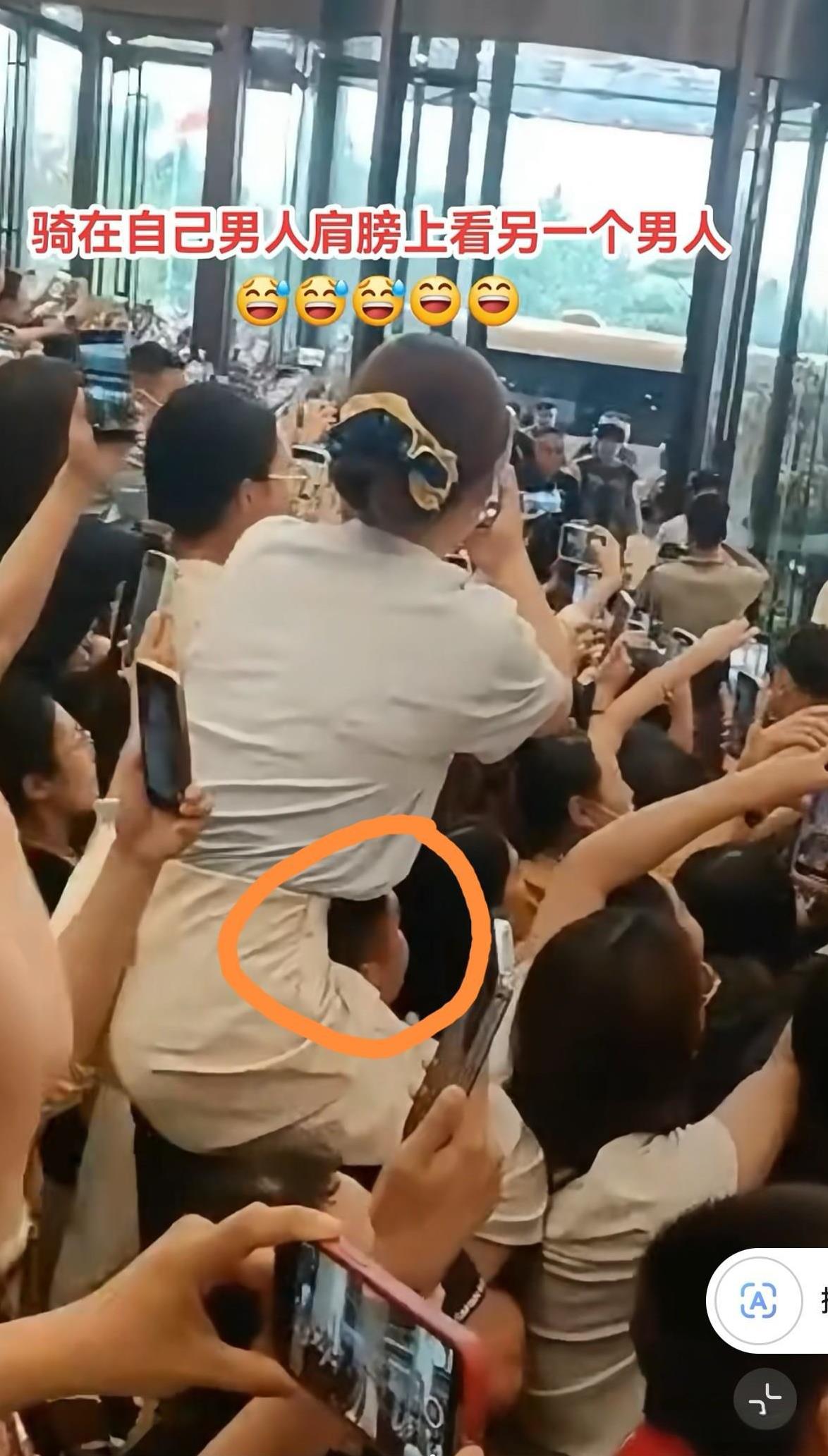 每个爱王楚钦的女人身下，都有位了不起的男人！[捂脸]
因为这个男人知道，他是她这
