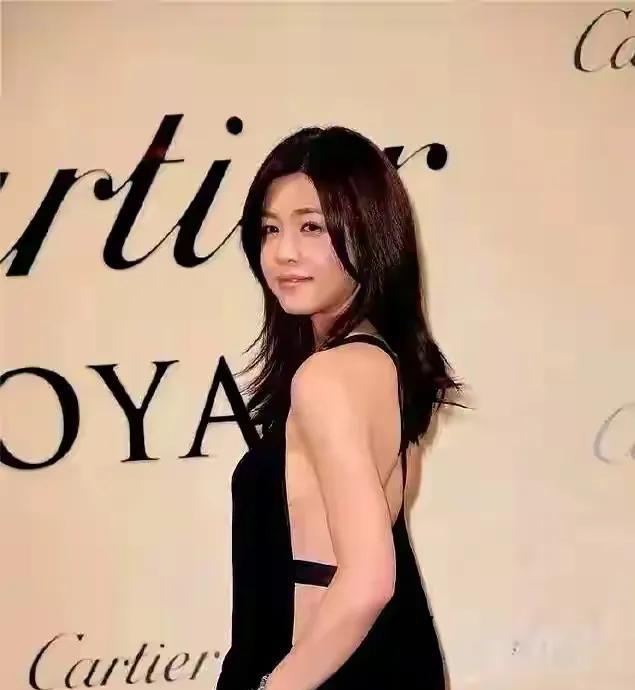 陈妍希变了，离婚后开始走性感路线了，说实话，她不适合性感风，还是清纯风耐看，唯一
