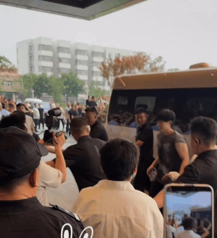 大头从车上下来，现场一片欢呼，球迷们太热情了！
有位粉丝激动的喊王楚钦的名字喊破