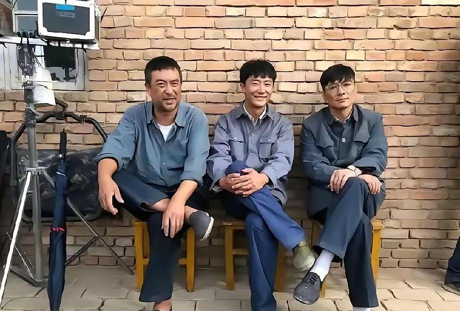 下面这张照片，是演艺界三位著名演员的一张剧照。照片左边的是著名演员张嘉译，他在《