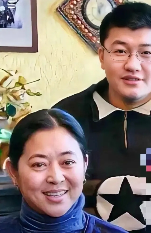 虎子说，妈妈不是简单地带我长大，她是背着我，爬出人生的困境。可见，倪萍对儿子的付
