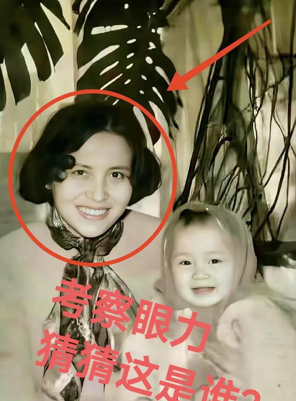 这照片上的人既视感太强了！
猜猜这是哪位女明星妈妈的照片？
明眼人其实一眼就能看