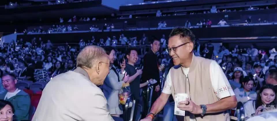 54岁李嘉欣在香港，和许晋亨看表演，两人状态差距大，看着像父女