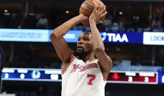 NBA常规赛，火箭客场104-110不敌独行侠，四连胜遭终结。赛后，火箭球星凯文