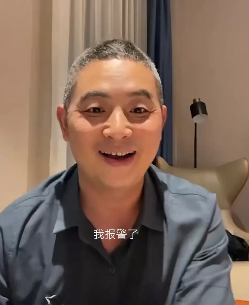 “快乐王胖”这个人真有意思，正在直播呢，突然接到“叔叔”来电。

按常理，“叔叔