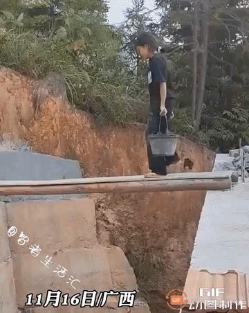 太揪心了！广西，一户农家在修建防护墙，小女孩妈妈身体不是很好，读三年级的小女孩很