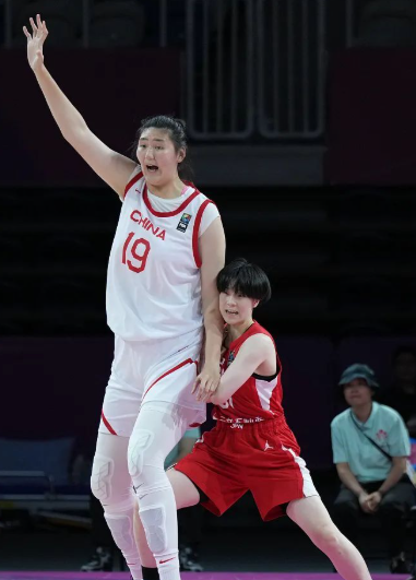 张子宇篮下戏耍日本女篮！女篮亚洲杯半决赛，第一节比赛中，张子宇篮下放篮不中，连续