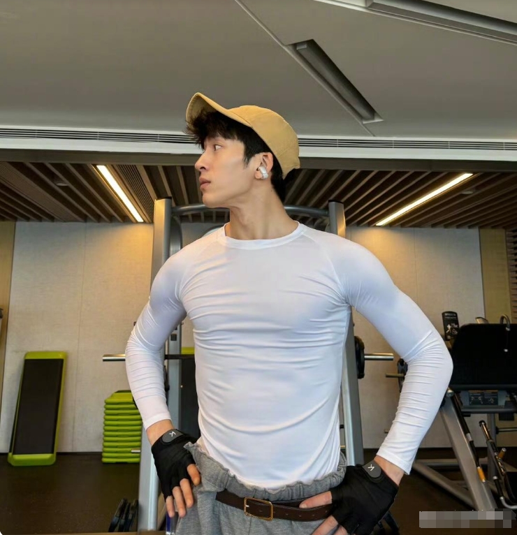 井柏然要不要这么fashion啊，去健身房撸铁都穿得这么洋气，下半身穿得像是去走