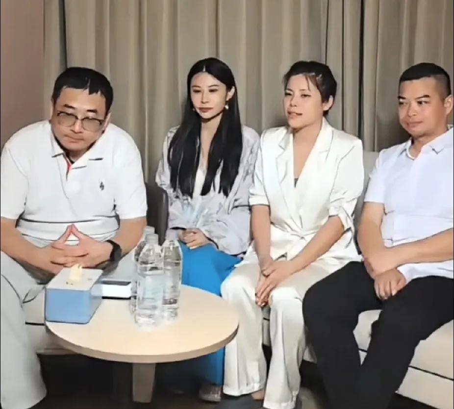 都出发在路上，兵分几路在追真，一路前行！
姚家男儿发视频晒新疆美食，几个孩子还在
