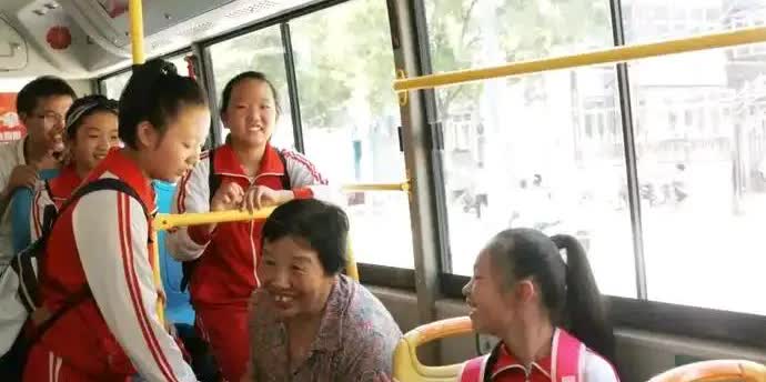 世界美德，公交车上给老人小孩，孕妇让座，是每个人都该做的，不论哪国人。我也一样，