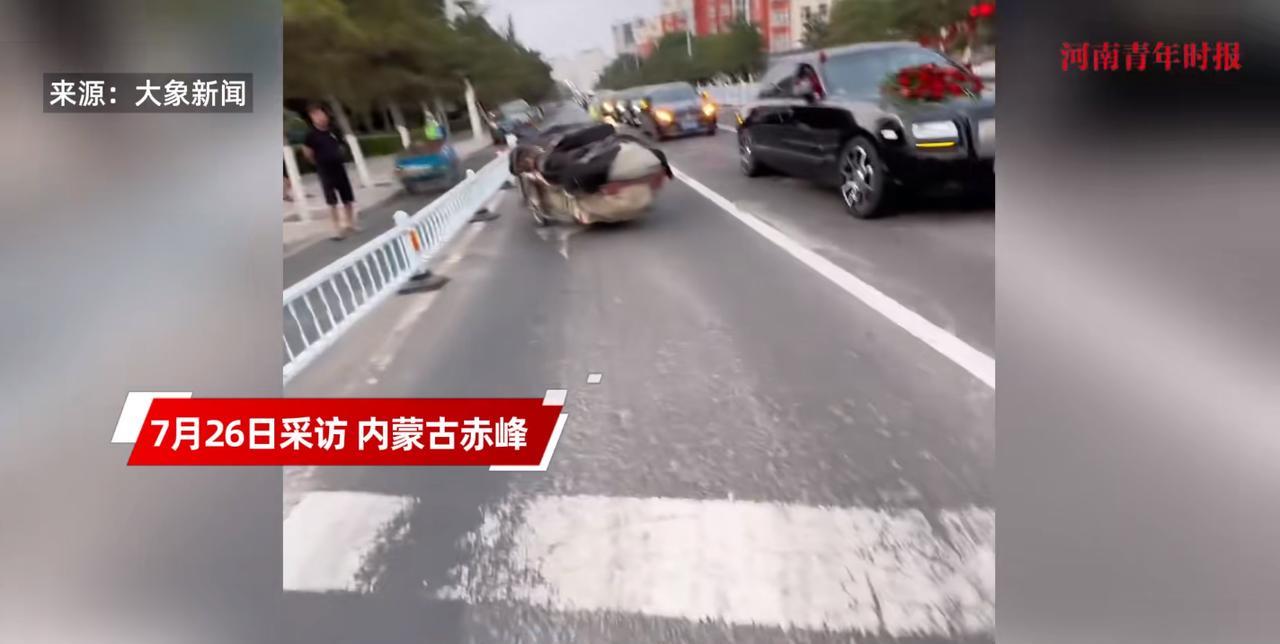“怪不得他开劳斯莱斯！”近日，内蒙古赤峰，一辆价值600万的劳斯莱斯婚车在等红灯
