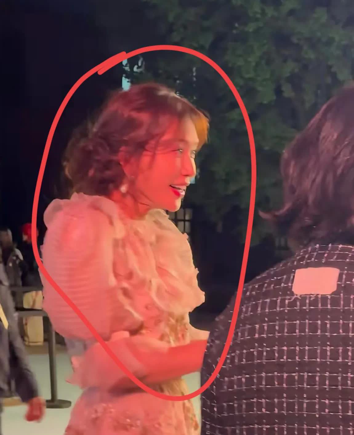 我好像明白，

为什么林志玲突然之间不火了！

之前是优雅得体，现在参加