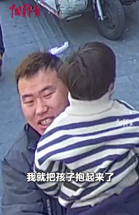 事实证明，没有人贩子孩子就不会丢！近日，浙江杭州，一小孩独自在街上跑，快递小哥看