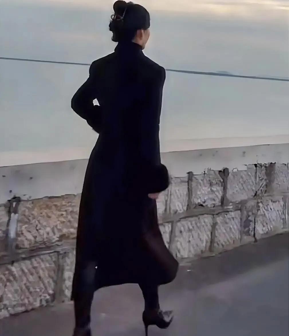 “现在情人节和清明节的区别是？”
“情人节和清明节是一样的，都是送花送吃的。
区