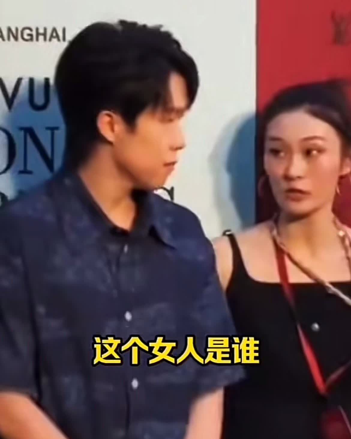 站在头哥身旁这个女的
越看越讨厌，咸猪手[发怒]
目的是想让全国人民认识吗
