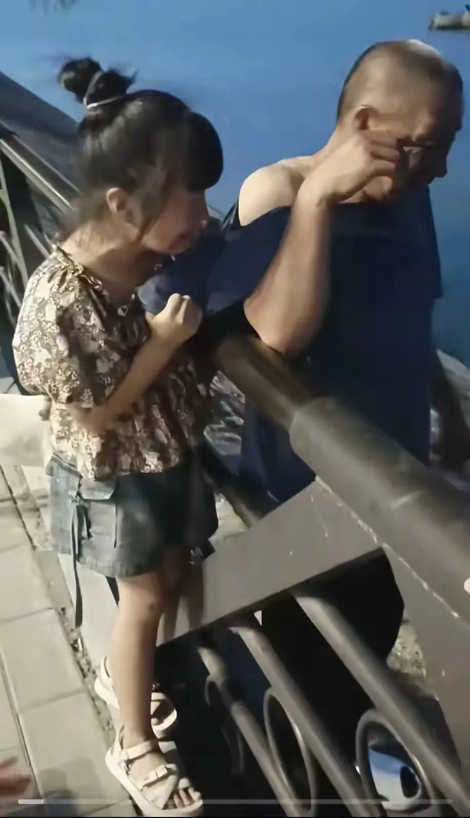 孩子知道爷爷比她的玩具重要，太难得了

