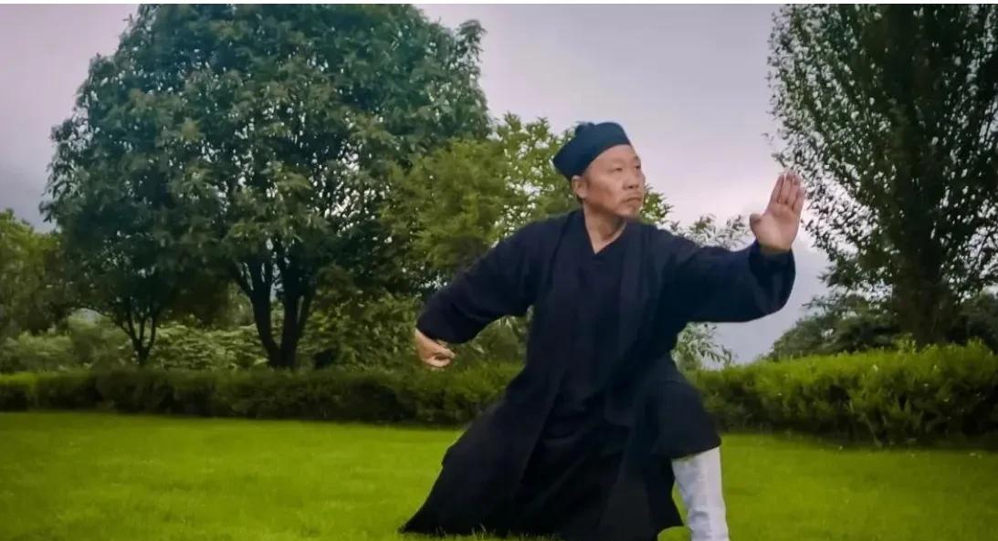 钟云龙有没有真功夫？
武当的钟云龙还是很有本事的。散打之类的实战功夫，他练过，修