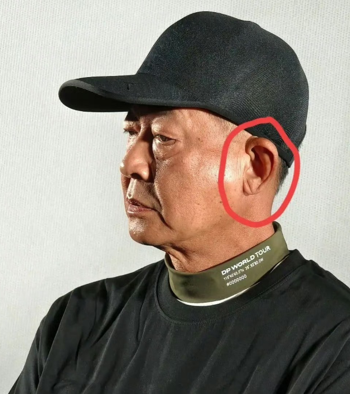 59岁王志文线下活动，发福挺大肚像70岁，皱纹满布被评心脏不太好！
 
王志文最