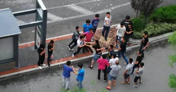 学校再一次接到警情通报……
上周日，十几个学生在街上准备聚众斗殴，乡镇小街上陆陆
