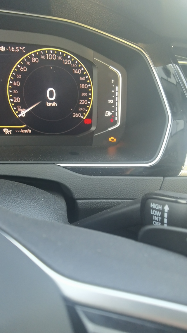 求解答谢谢
这是怎么回事啊，出现3次了，才2000公里，首保都没做呢。。无语了