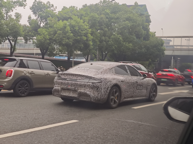 小米路测车
去了趟武汉，正好遇见了小米路测