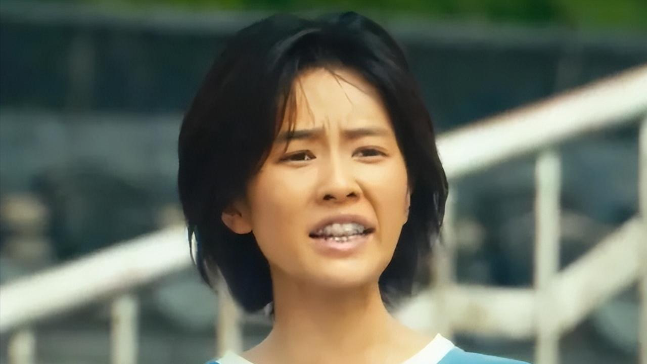 同演高中生，31岁白鹿与29岁章若楠对比，刻意扮丑的却赢麻了