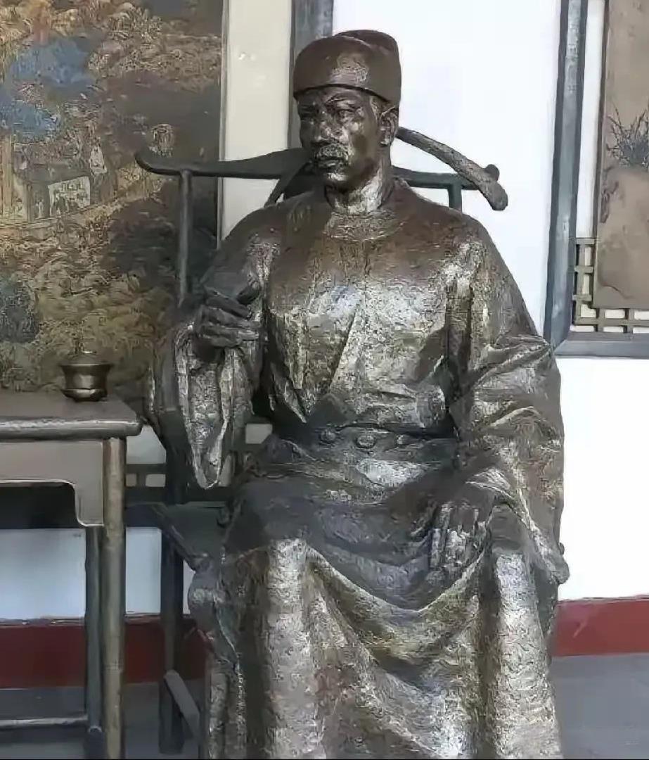 1042年，西夏铁骑突袭泾州。知州滕子京率数千民兵死守孤城，杀牛犒军，血战三日。