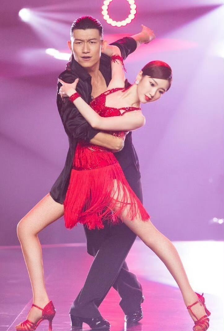 毛晓彤，163cm，激情四射的舞姿，赞一个！